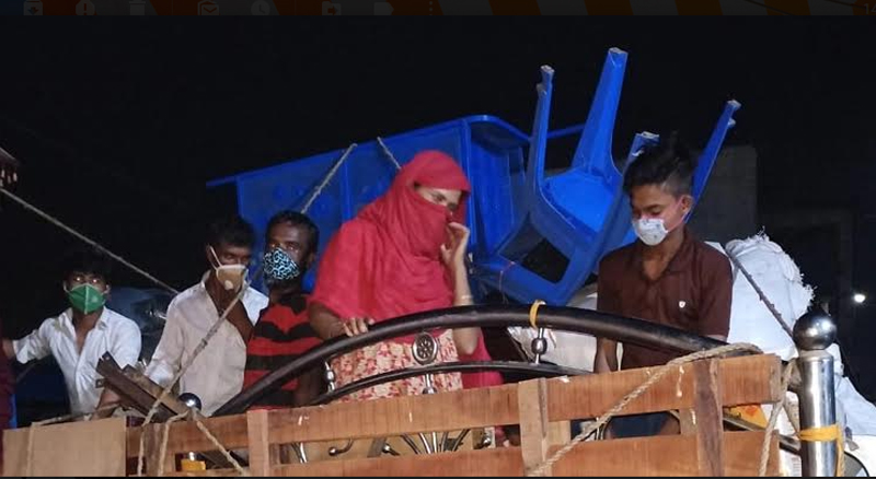 Narayanganj: Hundreds of male-female stopped as they were trying to flee