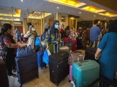 Indian students stranded in Dhaka return home 