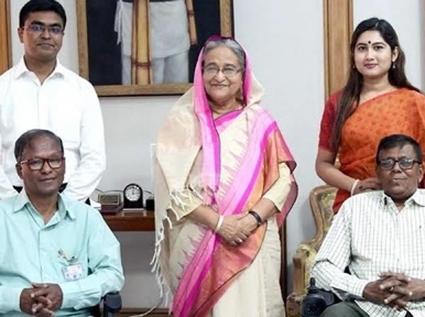 PM Hasina gifts wheel chairs to two Muktijoddhas 