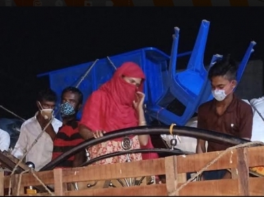 Narayanganj: Hundreds of male-female stopped as they were trying to flee