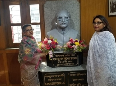 Sheikh Rohana pays tribute to Bangabandhu's statue in Kolkata 