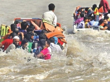 পদ্মায় ফেরি বন্ধ : ঝুঁকি নিয়ে লঞ্চ-স্পিডবোটে পাড়ি