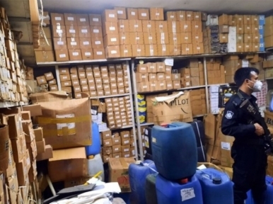 Tikatuli: RAB nabs three after raiding shops storing explosive chemicals in Dhaka neighbourhood