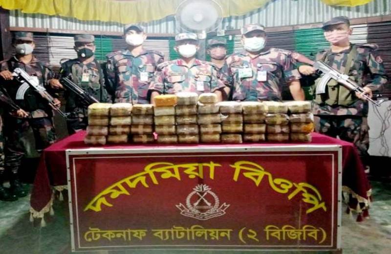 সোয়া ৪ লাখ ইয়াবা ফেলে মিয়ানমারে পালালো পাচারকারিরা