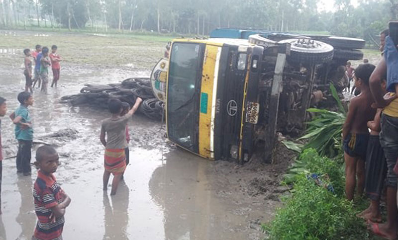 Vehicle collision kills 4, injures 5 in Cumilla 