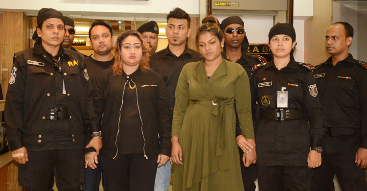 Woman detained with gold in Bangladesh 