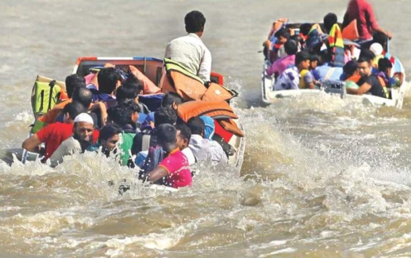 পদ্মায় ফেরি বন্ধ : ঝুঁকি নিয়ে লঞ্চ-স্পিডবোটে পাড়ি