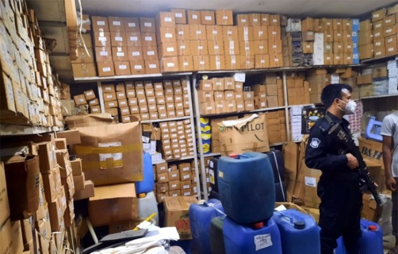 Tikatuli: RAB nabs three after raiding shops storing explosive chemicals in Dhaka neighbourhood