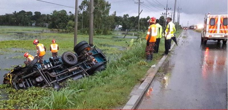 Driver dies after losing control over truck